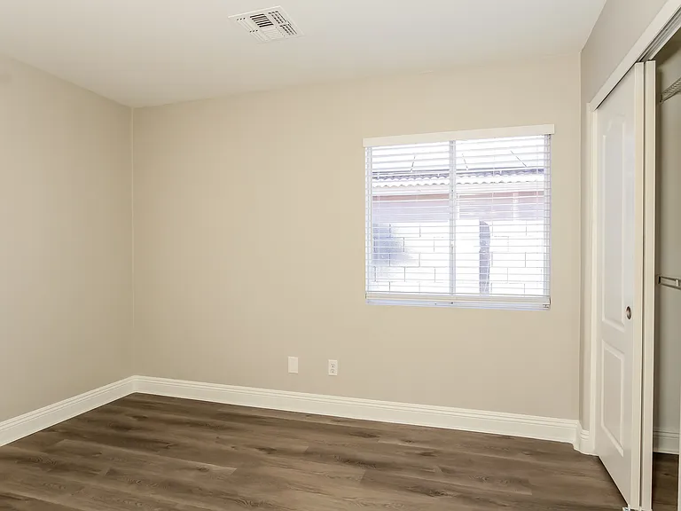 15441 W Port Royale Ln — Photo 11