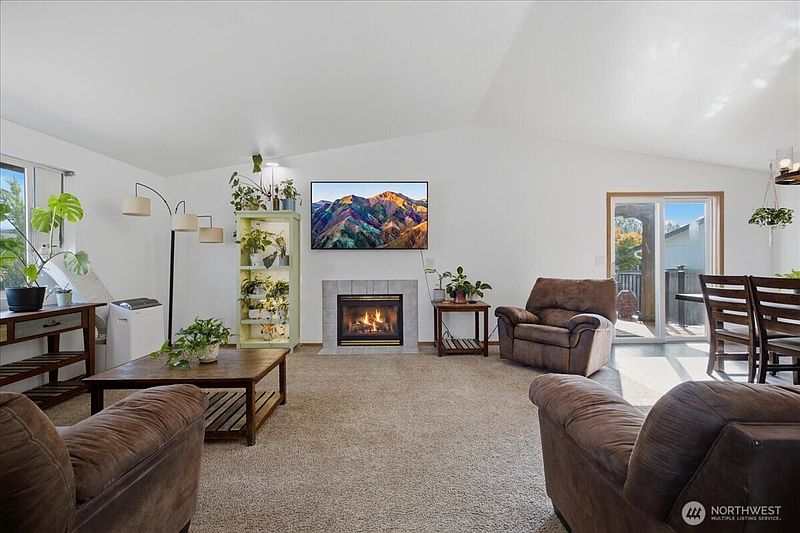4th image of 920 Perkins Way
