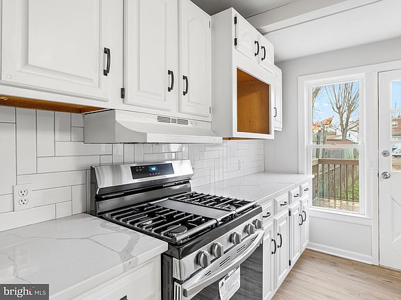 5th image of 3061 W Court Ave