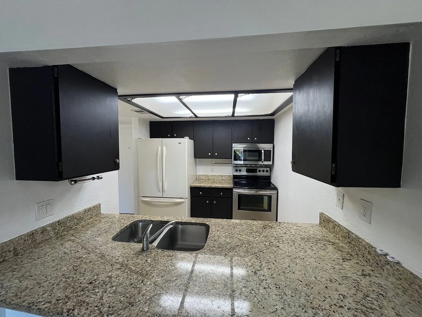 Bright 2 Bed 2 Bath Condo in great location! — Photo 2