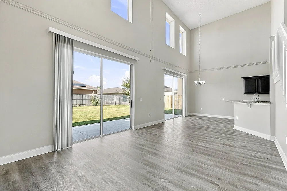 4 bed, 3.0 bath, 2571 sqft, $2,535 — Photo 4