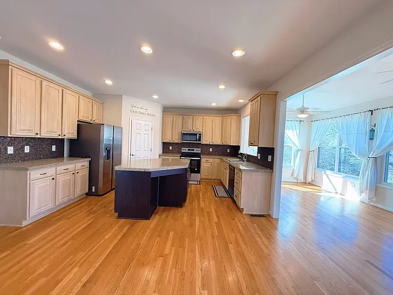 4907 Forest Ridge Dr — Photo 8