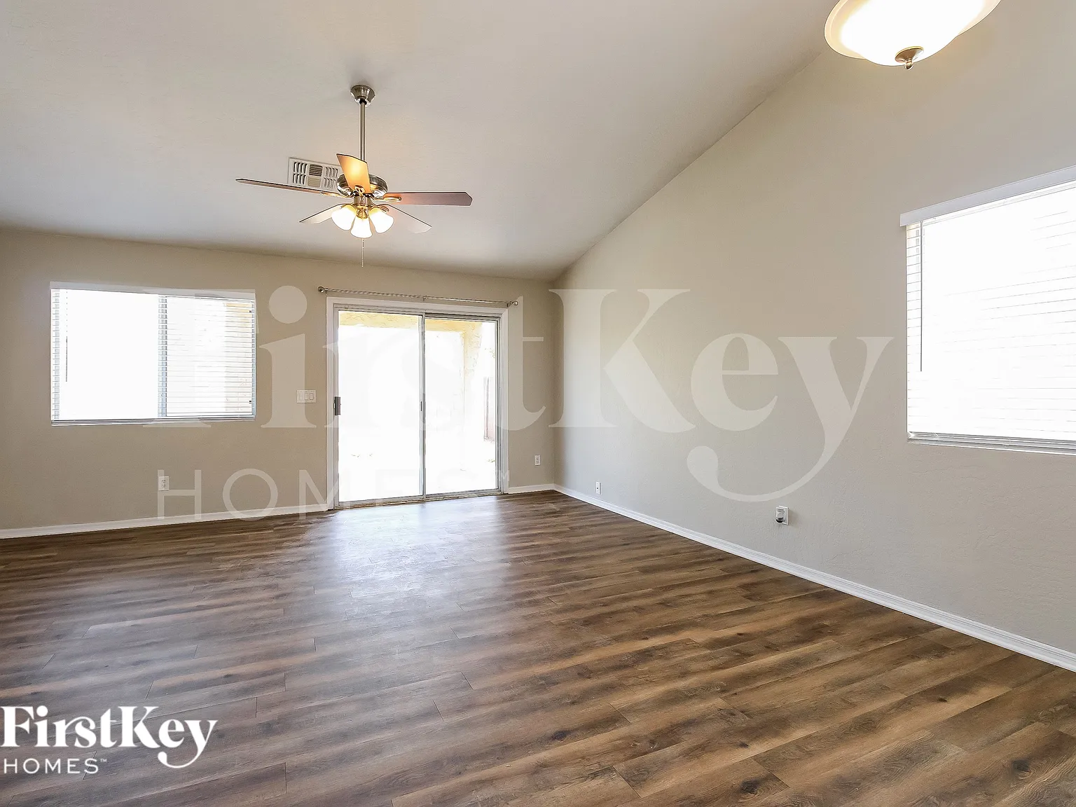 3 bed, 2.0 bath, 1429 sqft, $2,135 — Photo 2