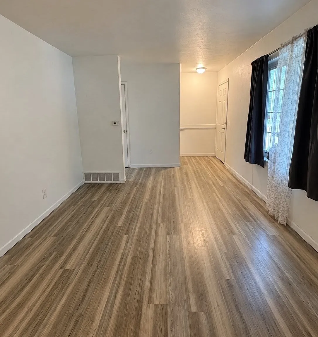 3 bed, 1.5 bath, 1100 sqft, $1,100 — Photo 2