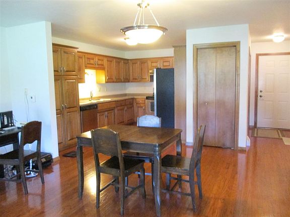 4th image of 810 E River Dr