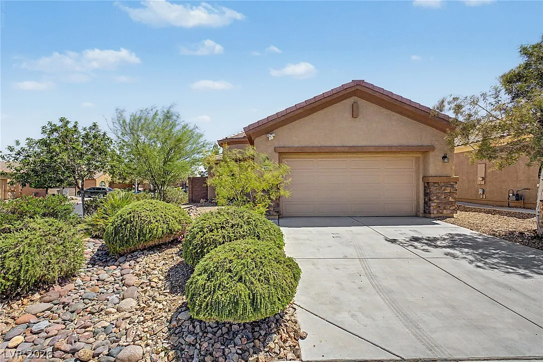3 bed, 2.0 bath, 1726 sqft, $2,030 — Photo 1