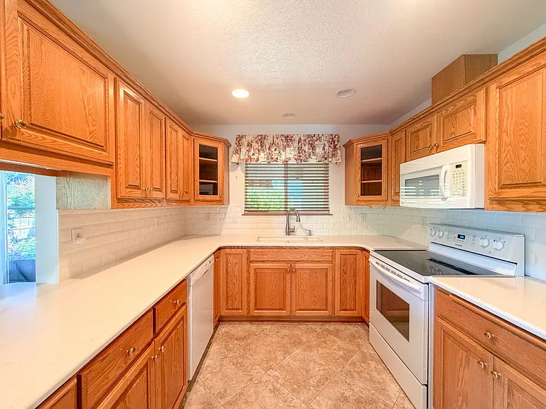 364 SE Davis Ct — Photo 10