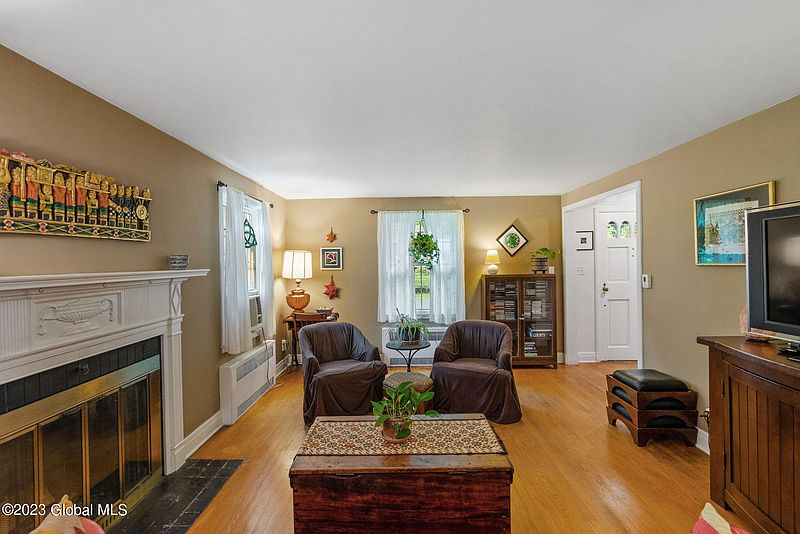 4th image of 38 Douglas Road