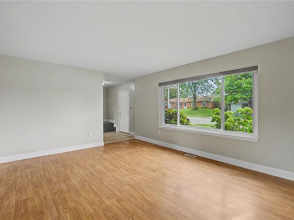 5th image of 262 Cambridge Dr