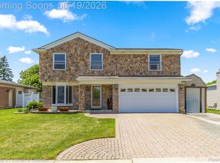 23312 E Fairway Dr, Woodhaven, MI 48183