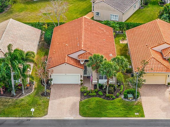 2nd image of 305 NW Springview Loop