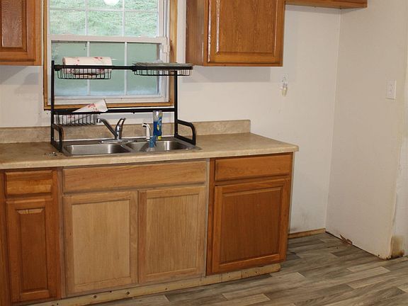4th image of 72 Greenbrier St