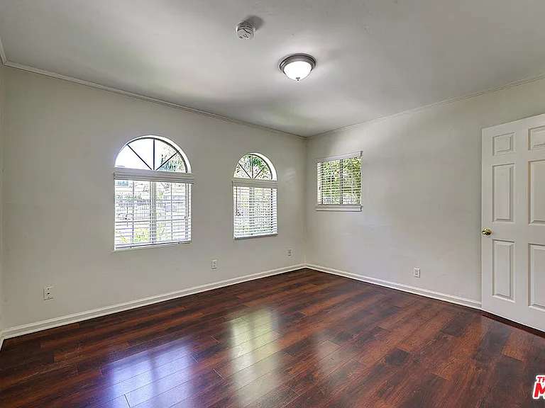 15601 Morrison St — Photo 6