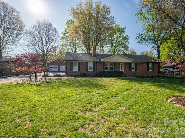 1624 Oak Trail Ln, Charlotte, NC 28216