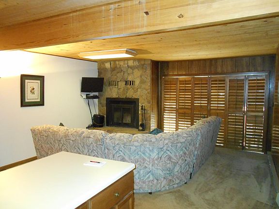 Living Room w Kitchen Bar