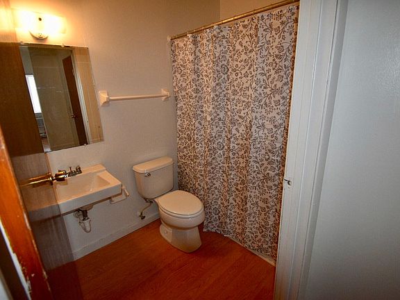 4th image of 140 Arbor Dr