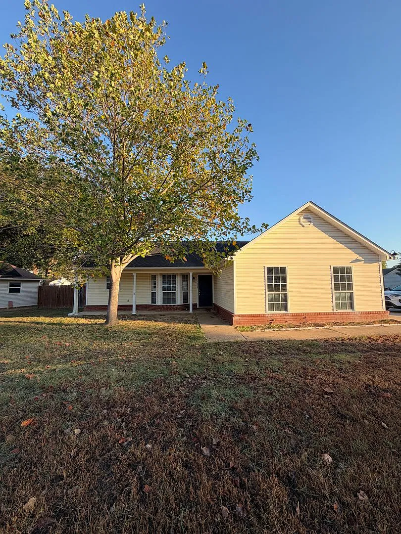 3 Bed 2 Bath House with 2 Car Garage. Gas Heat & Hot Water. — Photo 1