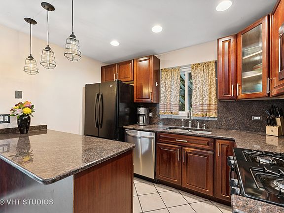 5th image of 801 W Bryn Mawr Ave