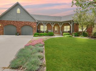 3 Stonehedges Ct, Bloomington, IL 61705