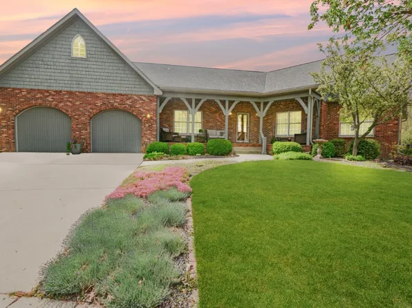 3 Stonehedges Ct, Bloomington, IL 61705