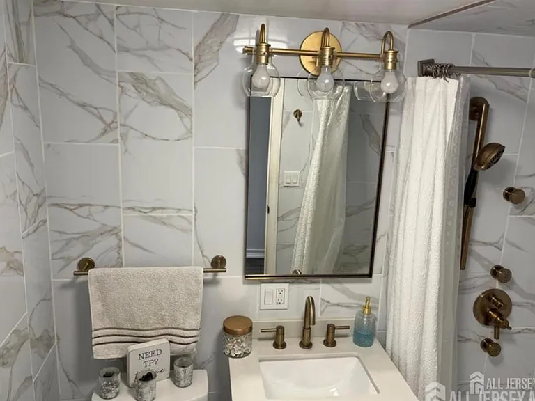 42 Albert Dr — Photo 8