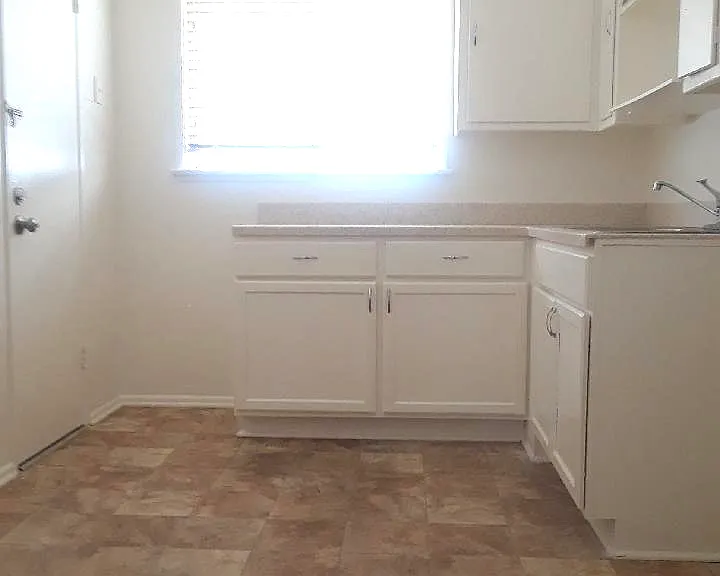 224 E Elmwood Ave #F — Photo 9