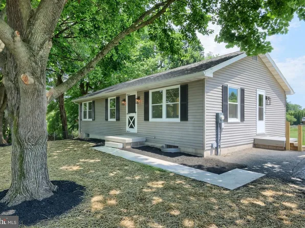 415 Hanover St, New Oxford, PA 17350
