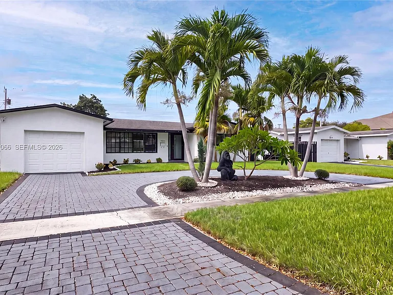 5321 Lincoln St — Photo 2