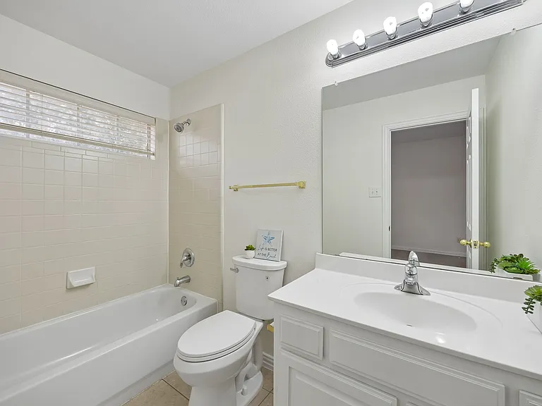 Upstairs Full Bathroom
