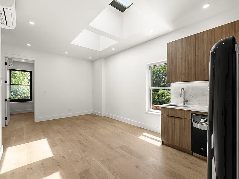 24 Greenwich Ave #3 — Photo 4