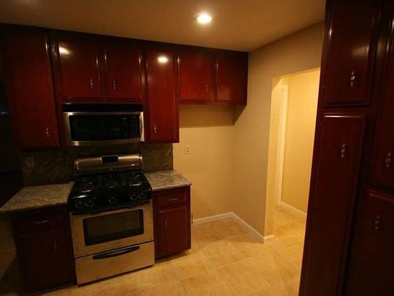 4th image of 7523 Barberry Ave