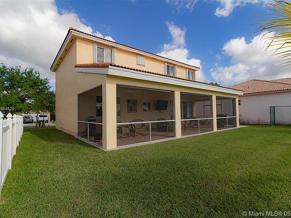 3rd image of 530 SE 30th Dr #X