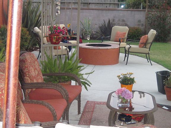 Patio area w/fire pit