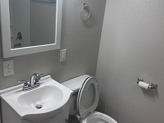 5th image of 802 E Nueces St #1