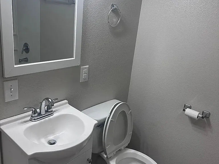 802 & 804 E Nueces St — Photo 5