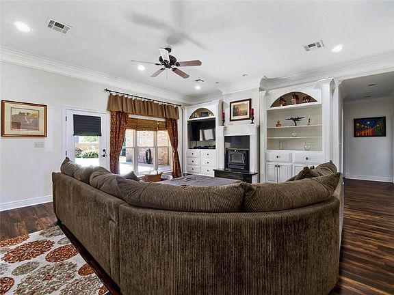 3rd image of 5001 E Saint Charles Ave