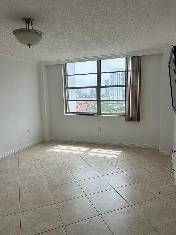 2 bed, 1220 sqft, $1,999 — Photo 2