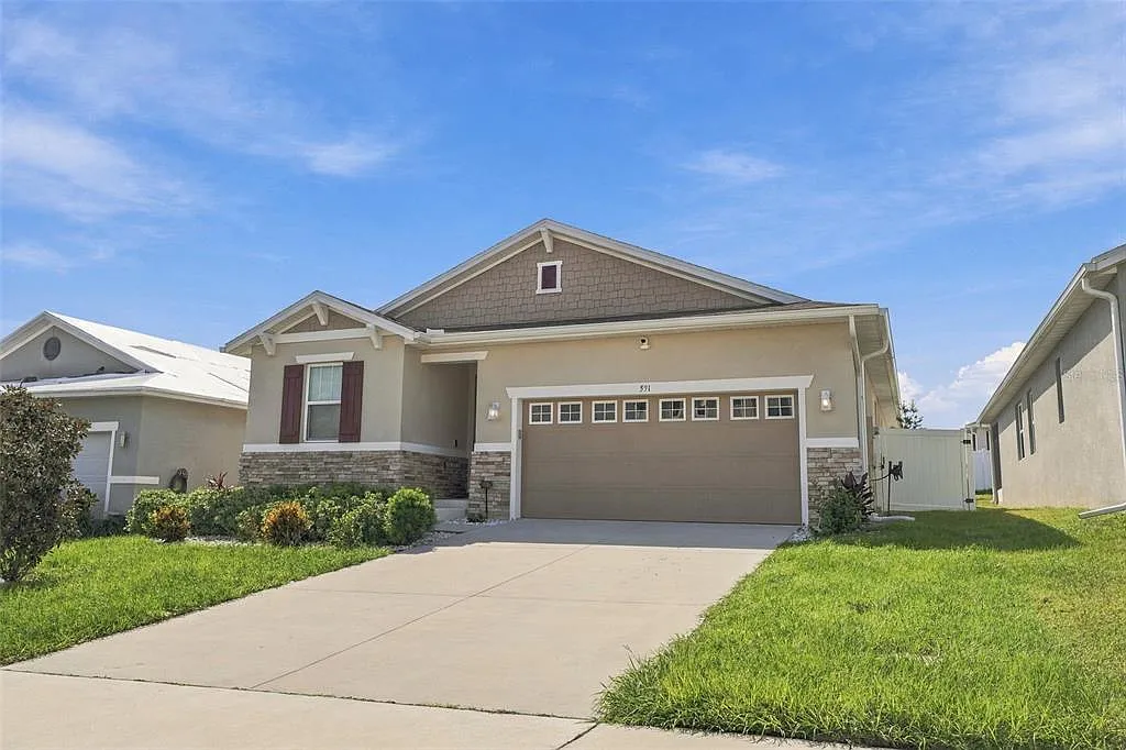 4 bed, 2.0 bath, 1949 sqft, $2,300 — Photo 2