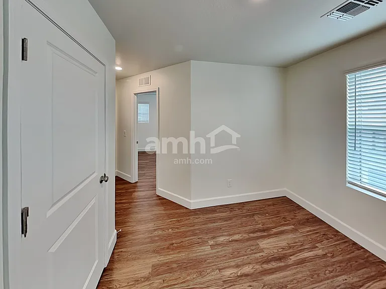 638 W Hackamore Ave — Photo 9