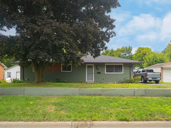 104 N Corbin St, Holly, MI 48442