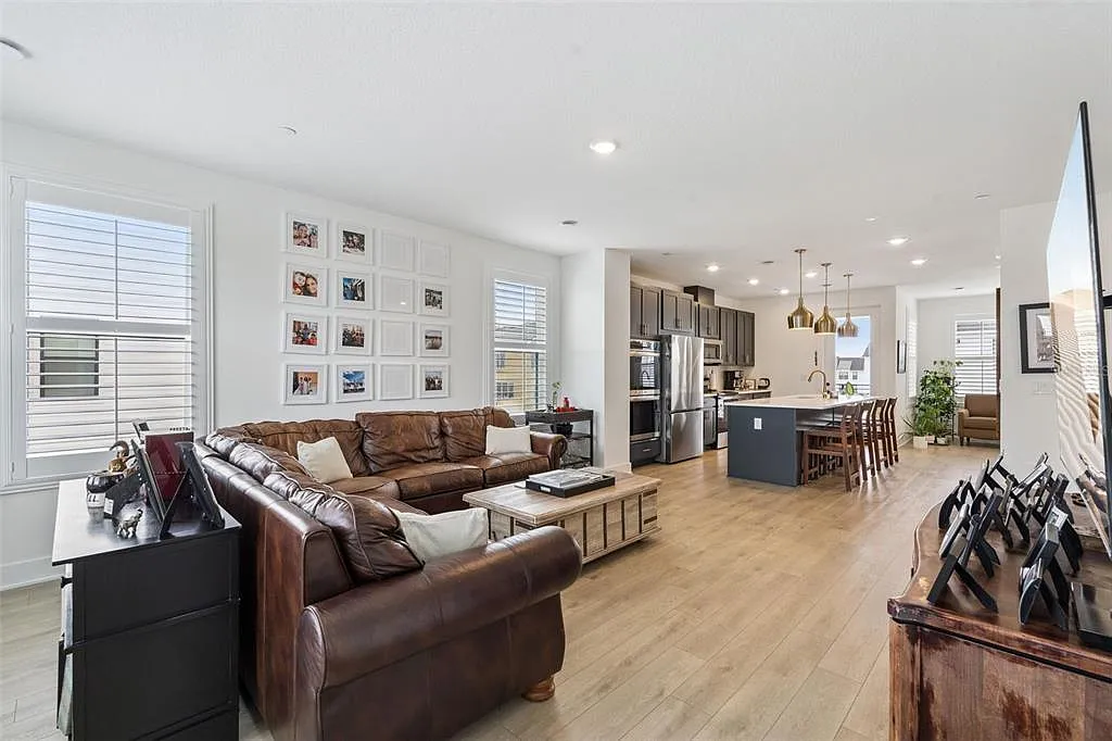 3 bed, 3.5 bath, 2072 sqft, $4,000 — Photo 3