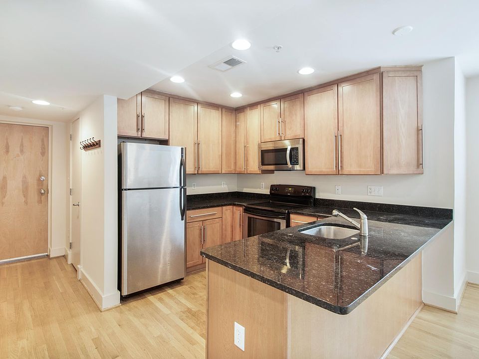 Kitchen with great cabinet space