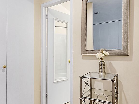 5th image of 241 E 76th St #8H