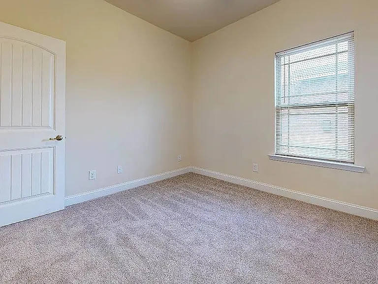 323 Huntwood Dr — Photo 20