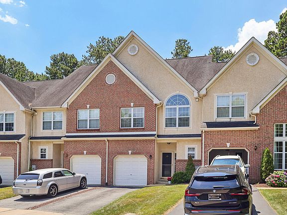 4th image of 25 Forest Gate Ln