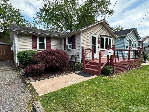 67 Rosewood Dr, Keyport, NJ 07735