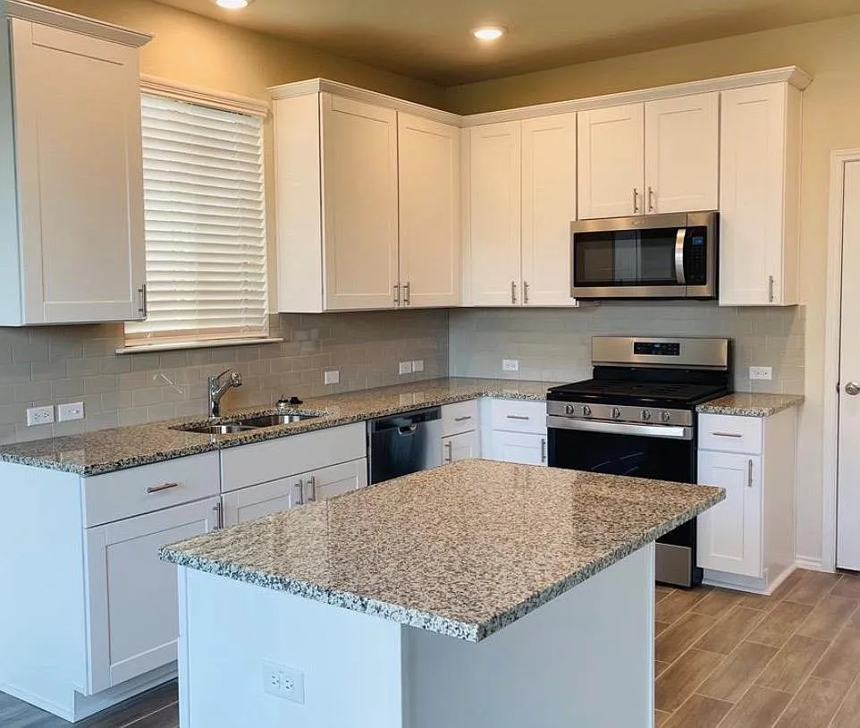 3 bed, 2.5 bath, 1700 sqft, $2,200 — Photo 3