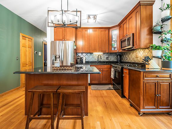 5th image of 3953 W Waveland Ave #1