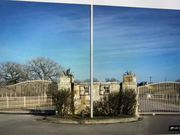 168 Flash Cir, Luling, TX 78648