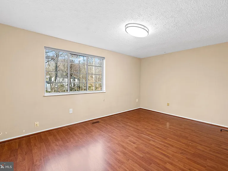 8469 Rippled Creek Ct — Photo 15